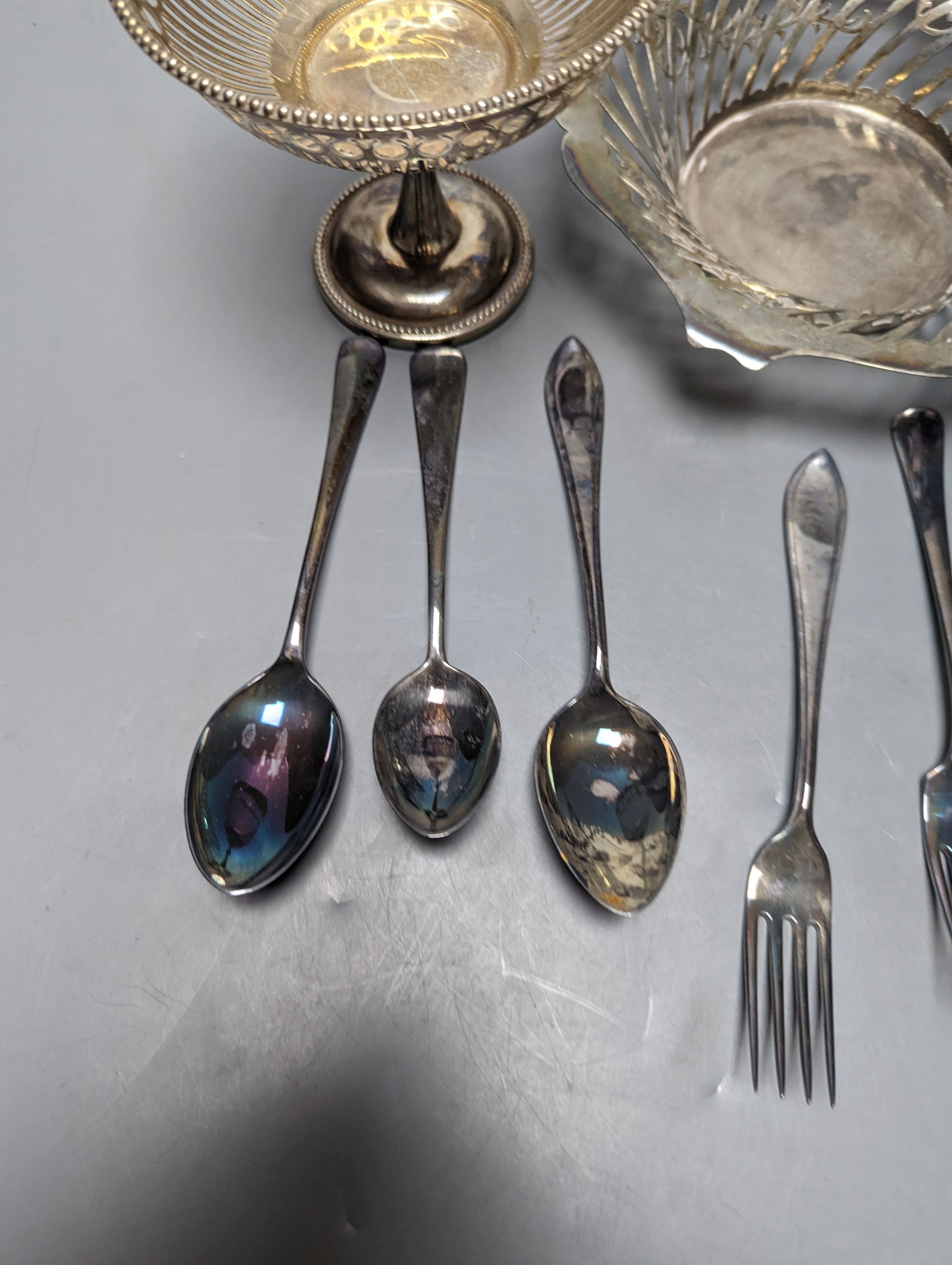 A George V pierced silver bowl, 18.1cm a Dutch white metal beaker and six items of Dutch white metal flatware, 12.5oz and a plated pedestal dish.